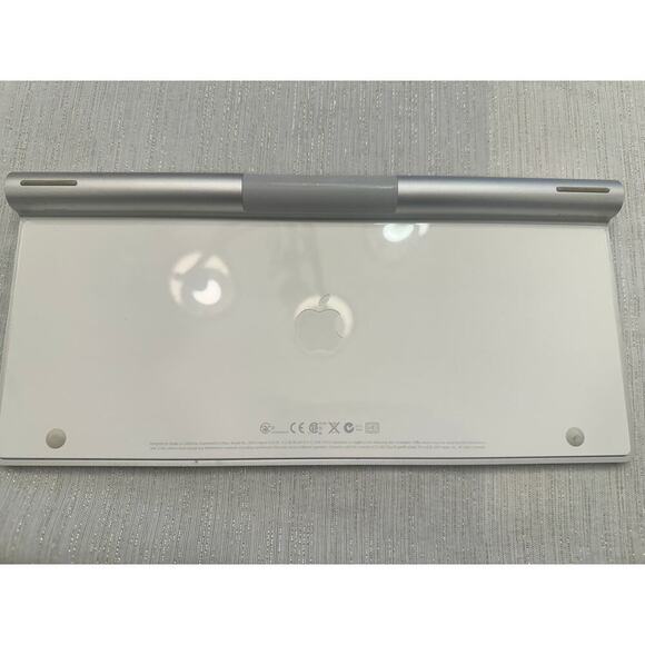 Genuine Apple Bluetooth Keyboard A1314 AA batteries not included - Picture 2 of 4
